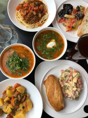 Vejetaryen öğle yemeği salatası makarna ve çorba.