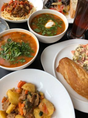 Vejetaryen öğle yemeği salatası makarna ve çorba.