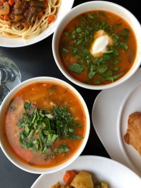 Vejetaryen öğle yemeği salatası makarna ve çorba.