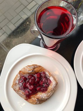 Ahududu ve vanilya kremalı hamur işleri