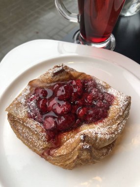 Ahududu ve vanilya kremalı hamur işleri