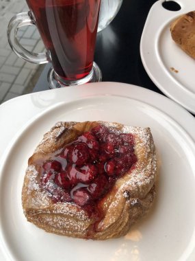 Ahududu ve vanilya kremalı hamur işleri