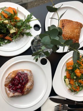 Vejetaryen öğle yemeği salatası ve hamur işleri