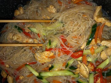 Tavuk ve sebzeli erişte.