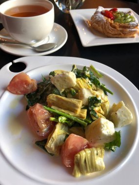 Kuşkonmaz, domates ve ıspanaklı salata.