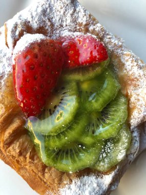 Çilekli ve kivili taze hamur işleri.