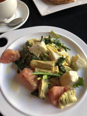 Kuşkonmaz, domates ve ıspanaklı salata.