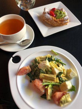 Öğle yemeğinde kuşkonmaz, çay ve hamur işi salata.