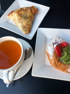 Çilekli ve kivili taze hamur işleri.