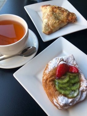 Çilekli ve kivili taze hamur işleri.