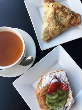 Çilekli ve kivili taze hamur işleri.