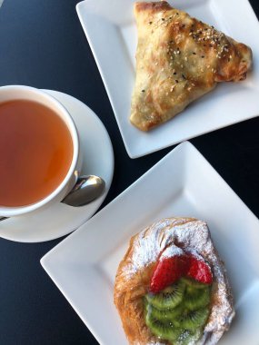 Çilekli ve kivili taze hamur işleri.