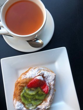 Çilekli ve kivili taze hamur işleri.