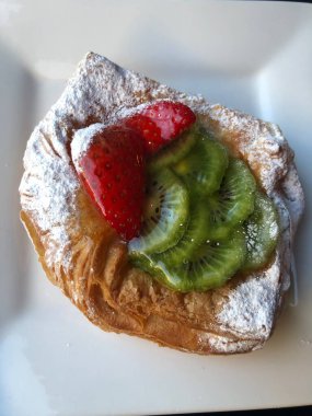 Çilekli ve kivili taze hamur işleri.