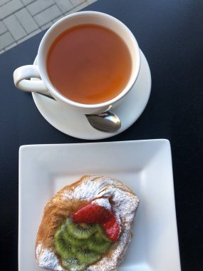 Çilekli ve kivili taze hamur işleri.