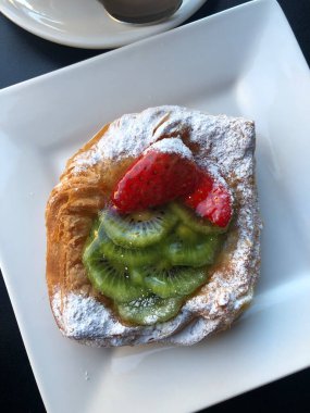 Çilekli ve kivili taze hamur işleri.