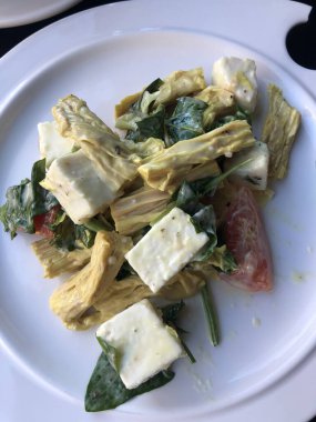 Kuşkonmaz, domates ve ıspanaklı salata.