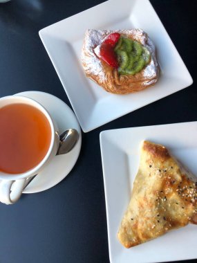 Çilekli ve kivili taze hamur işleri.