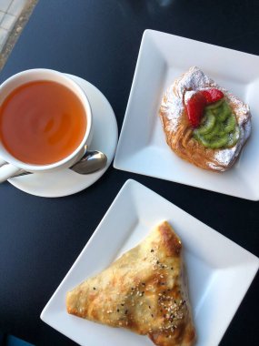 Çilekli ve kivili taze hamur işleri.