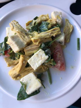 Kuşkonmaz, domates ve ıspanaklı salata.