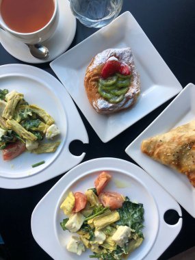 Öğle yemeğinde kuşkonmaz, çay ve hamur işi salata.