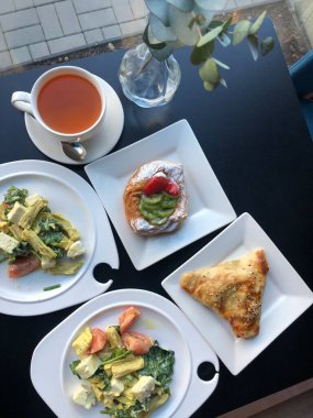 Öğle yemeğinde kuşkonmaz, çay ve hamur işi salata.