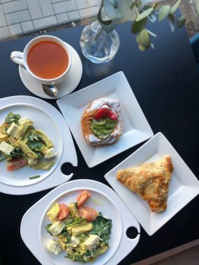 Öğle yemeğinde kuşkonmaz, çay ve hamur işi salata.