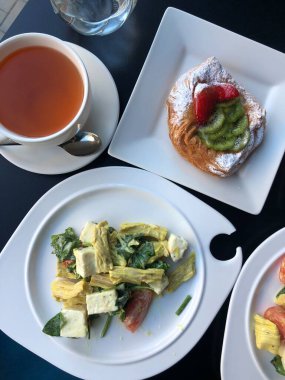 Öğle yemeğinde kuşkonmaz, çay ve hamur işi salata.