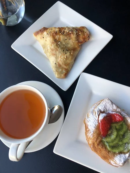 Çilekli ve kivili taze hamur işleri.