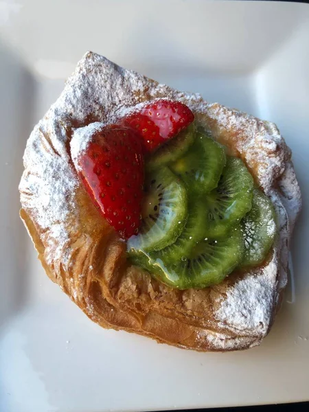 Çilekli ve kivili taze hamur işleri.