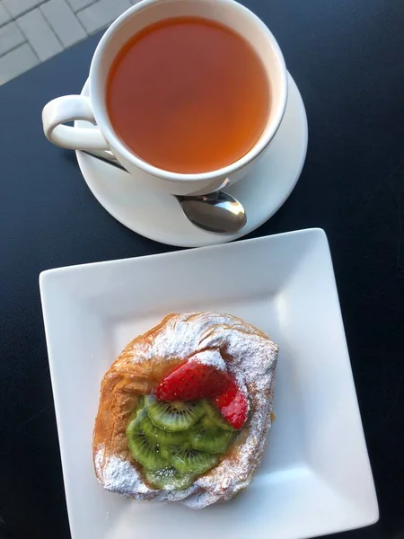 Çilekli ve kivili taze hamur işleri.