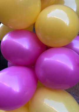 Sarı ve pembe balonlar