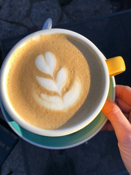 Pyszna Kawa Cappuccino Dłoniach — Zdjęcie stockowe