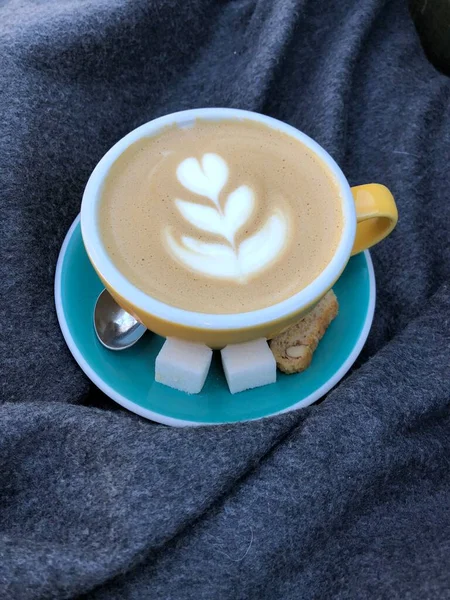 Cappuccino Kaffee Auf Einer Grauen Decke — Stockfoto