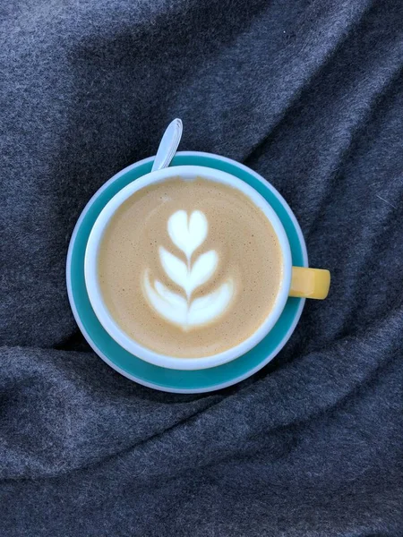 Kawa Cappuccino Szarym Kocu — Zdjęcie stockowe
