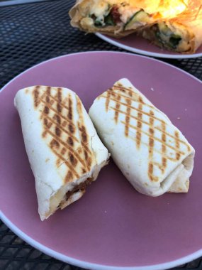 Peynirli tavuk ve sebzeli sandviç.