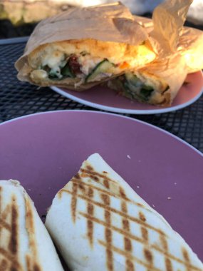 Peynirli tavuk ve sebzeli sandviç.