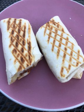 Peynirli tavuk ve sebzeli sandviç.