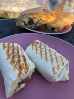 Peynirli tavuk ve sebzeli sandviç.