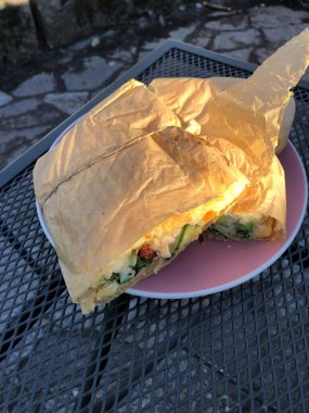 Peynirli tavuk ve sebzeli sandviç.