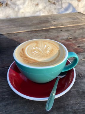 Ahşap masada nefis bir kapuçino.