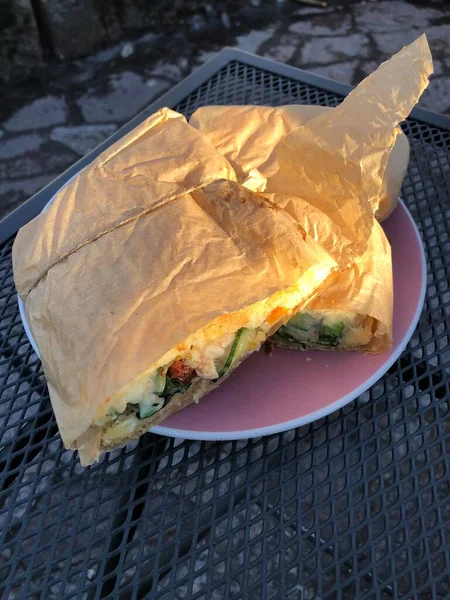 Peynirli Tavuk Sebzeli Sandviç — Stok fotoğraf