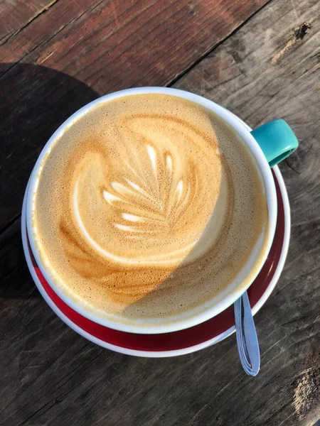 Köstlicher Cappuccino Auf Einem Holztisch — Stockfoto