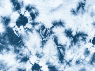 Boya desenli kravat. Soyut kravat boyası tekniği, el boyası kumaş. Beyaz arka planda mavi deniz mavisi süslemeli spiral elementler. Soyut doku.