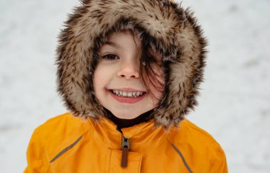 Kışın açık havada çekilmiş bir bebek portresi.