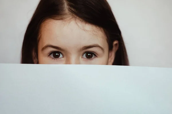 Portrét Dětské Dívky Bílým Prostěradlem Zakrývajícím Polovinu Jejího Obličeje Horizontálně — Stock fotografie