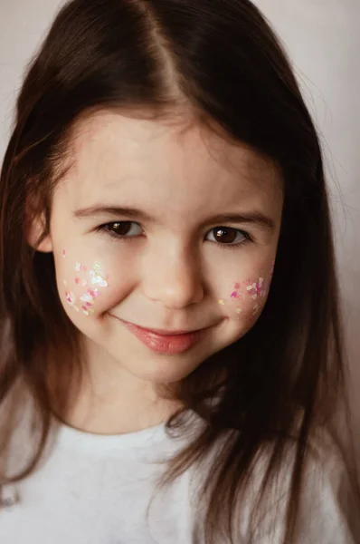 Retrato Una Niña Con Lentejuelas Las Mejillas — Foto de Stock