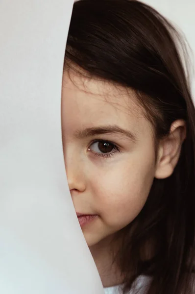 Portrait Une Enfant Fille Avec Drap Blanc Couvrant Moitié Son Photo De Stock