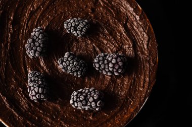 Donmuş böğürtlenli çikolatalı tatlı.