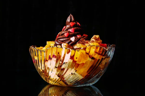 带有巧克力奶油和糖分洒在透明玻璃器皿中的水果甜点 — 图库照片